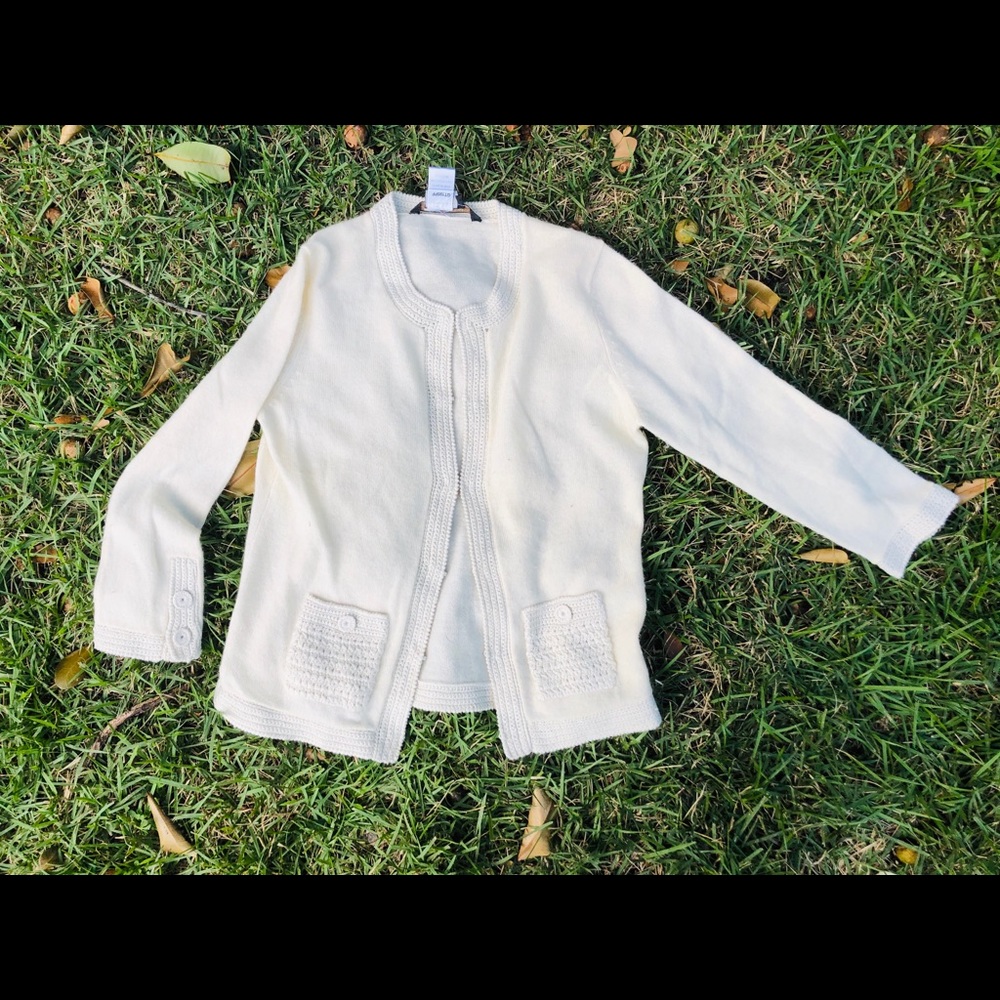 BCBGMAXAZRIA cream cardigan in xs